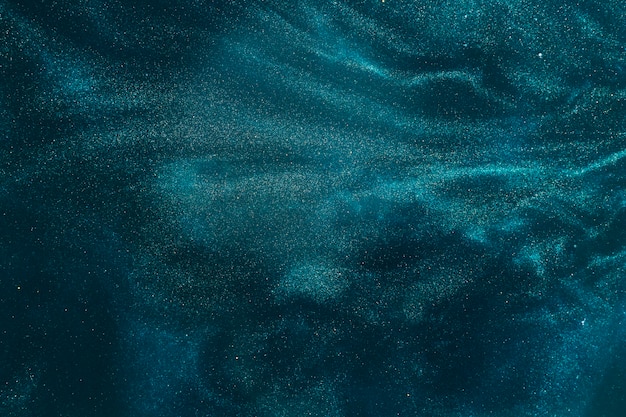 Pintura azul que fluye en el agua