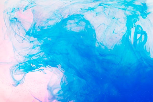 Pintura azul que se separa en el agua