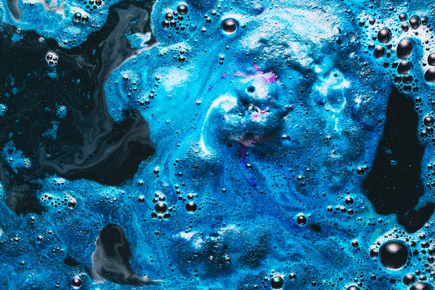 Pintura azul sobre agua sucia