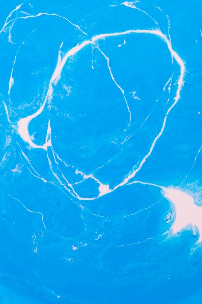 Pintura blanca abstracta en azul
