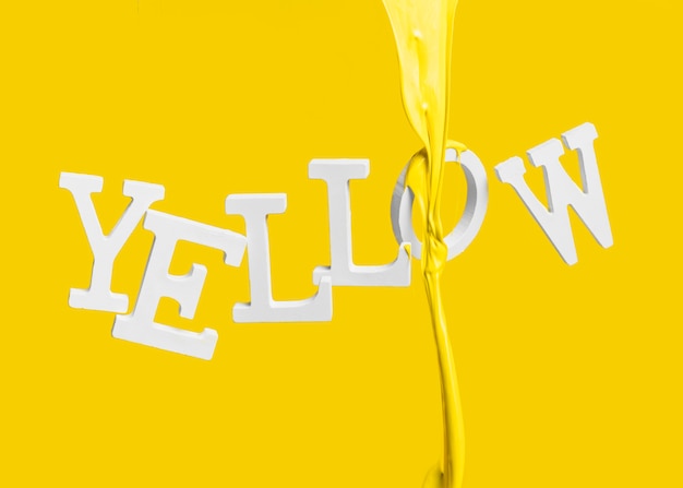 Pintura cayendo sobre palabra yellow flotando