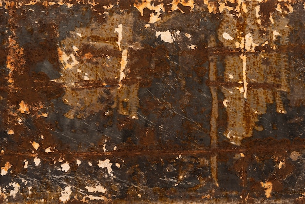 Pintura descascarada en un viejo piso de madera