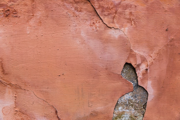 Pintura desprendida en la superficie del muro de hormigón