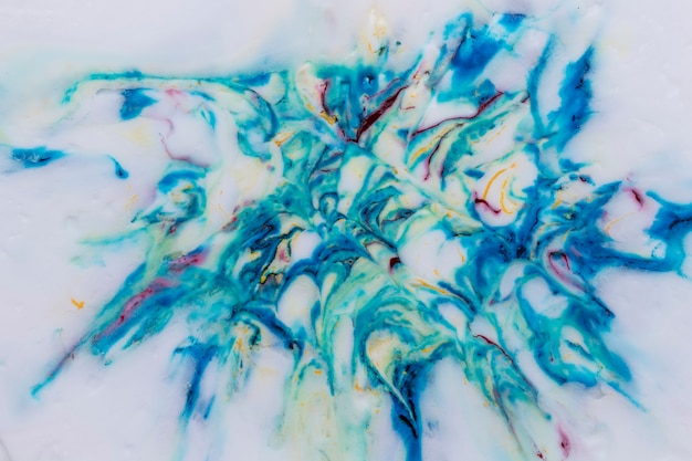 Foto gratuita pintura hecha a mano con textura de espuma y acuarela azul.