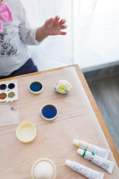 Pintura y huevos cerca de niño de cosecha