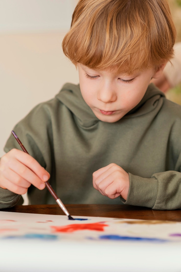 Foto gratuito pintura infantil de primer plano sobre papel