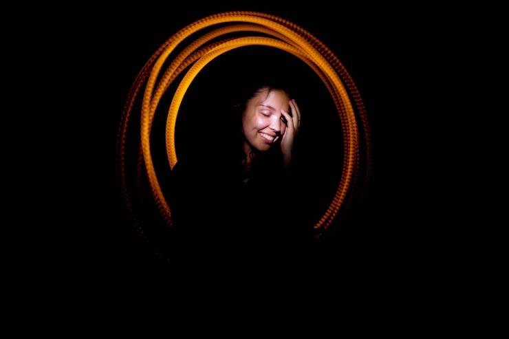 Foto gratuito pintura de luz abstracta en la oscuridad.
