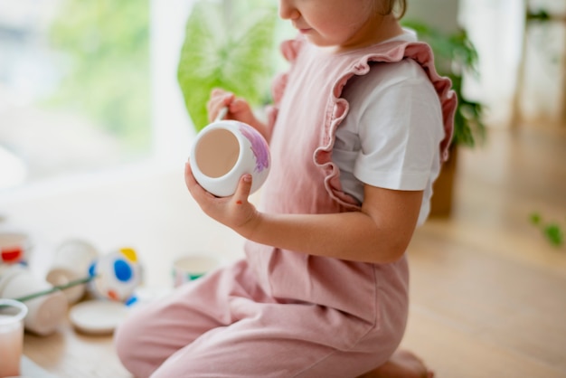 Foto gratuita pintura de maceta de niña en casa