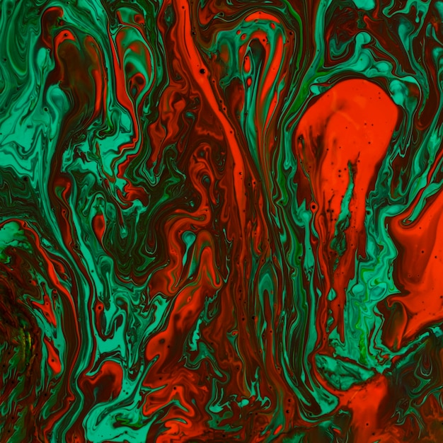 Pintura mixta plana con colores verde y rojo.