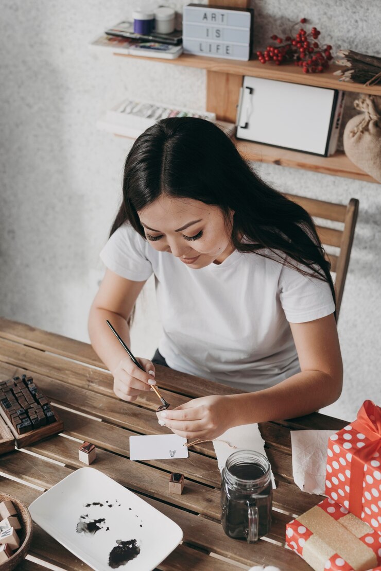Foto gratuito pintura de mujer de alto ángulo