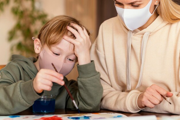 Pintura de mujer y niño de primer plano