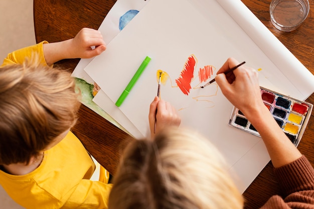 Pintura de mujer y niño de primer plano