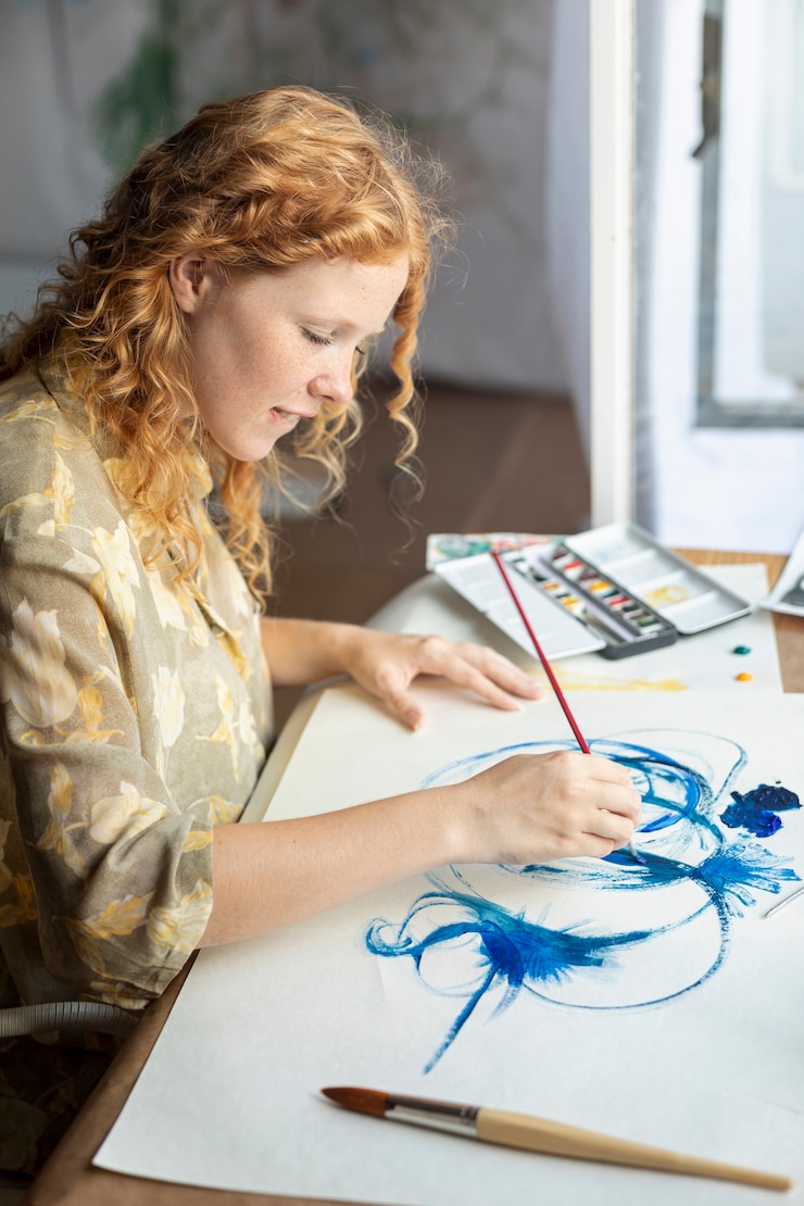Foto gratuito pintura de mujer talentosa de alto ángulo