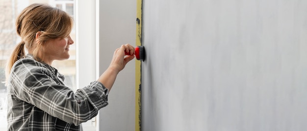 Pintura de mujer de tiro medio con pincel