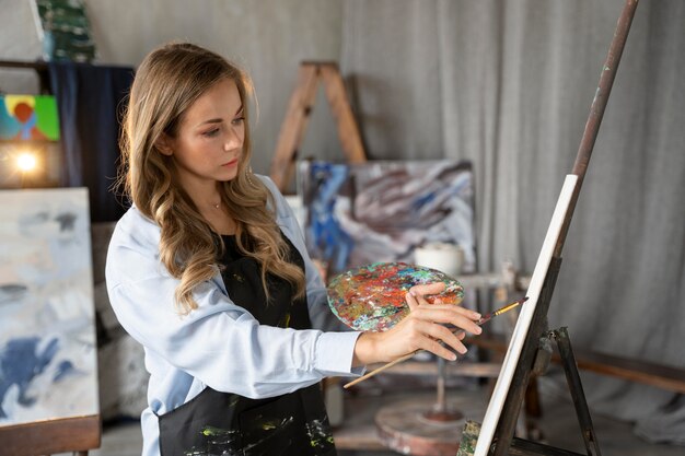Pintura de mujer de tiro medio sobre lienzo