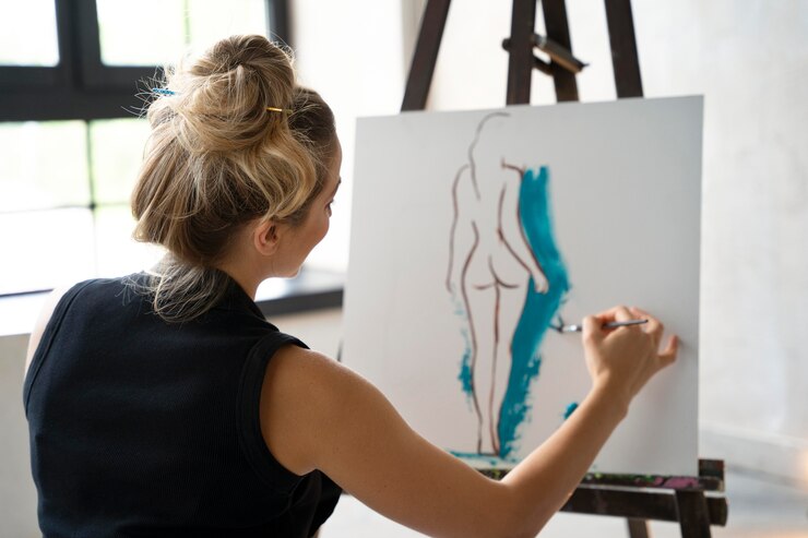 Foto gratuito pintura de mujer de tiro medio sobre lienzo