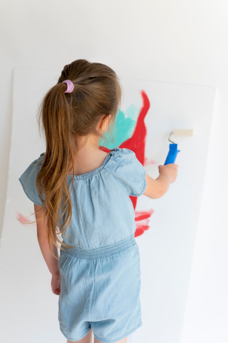 Foto gratuito pintura de niña de tiro medio sobre lienzo