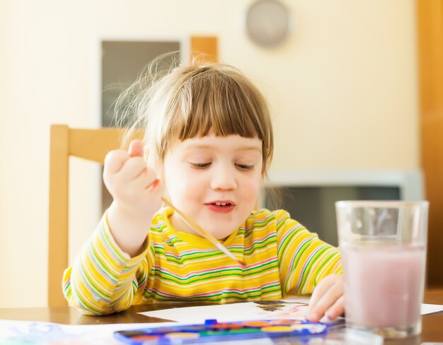 Pintura de niño de dos años con acuarela