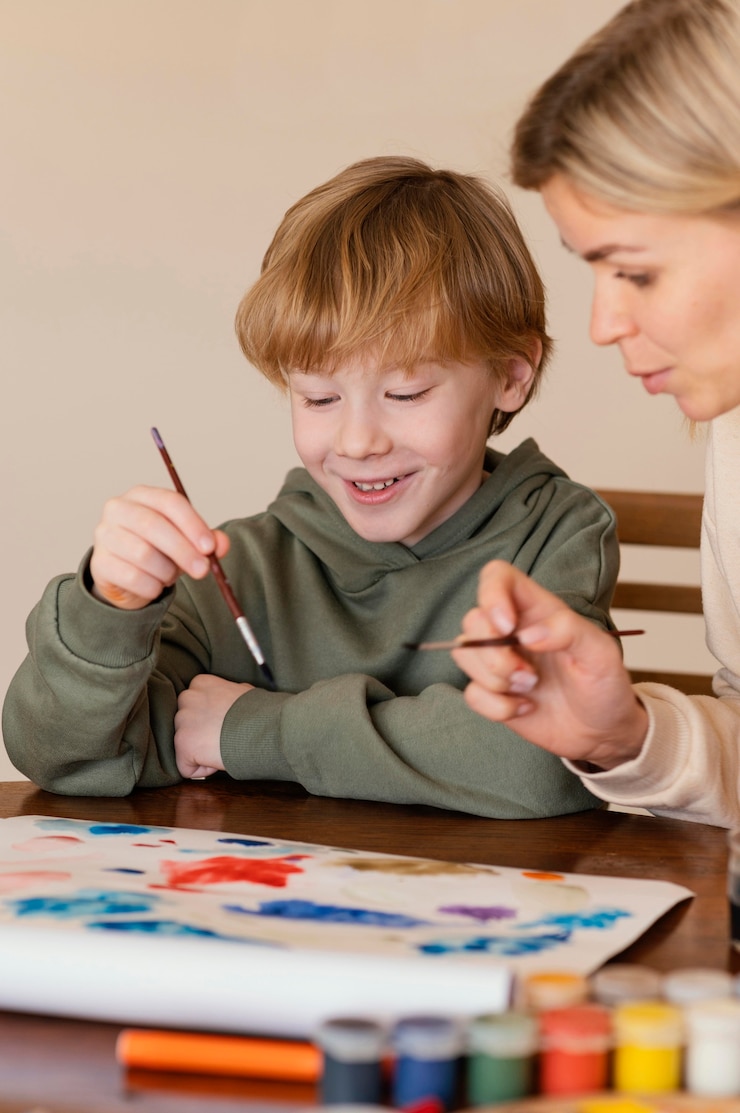 Foto gratuito pintura de niño sonriente de primer plano