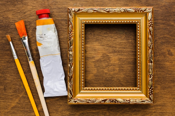 Foto gratuito pintura y pinceles con marco vacío.