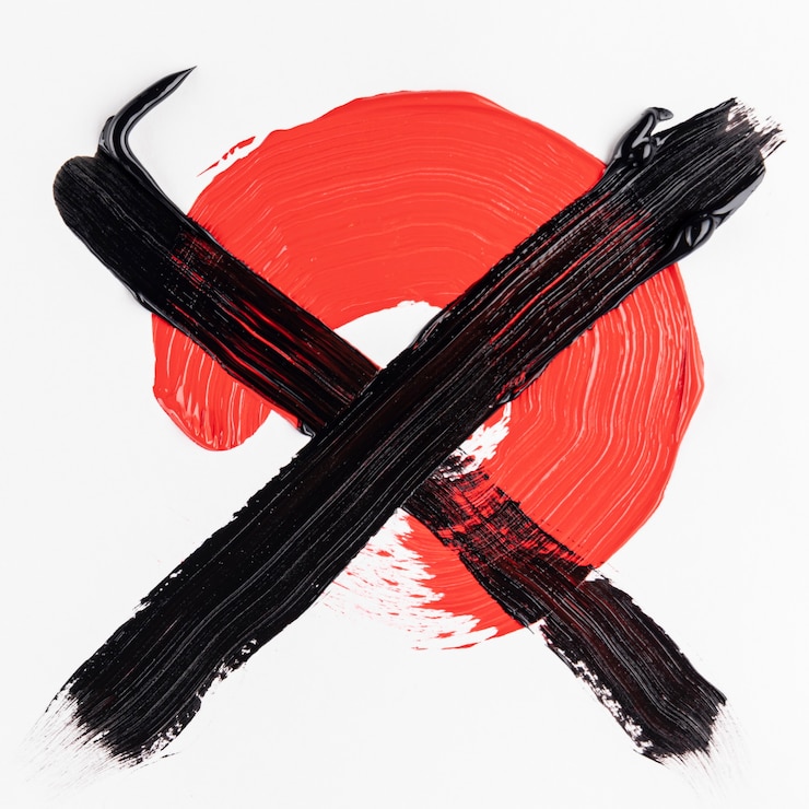 Foto gratuito pintura roja cruzada con pintura negra