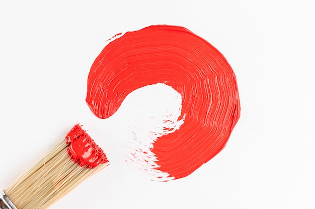 Pintura roja semicírculo y pincel