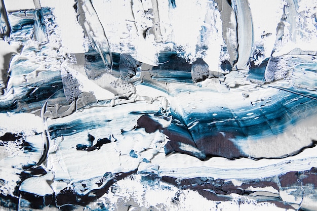 Pintura con textura crema sobre fondo transparente, obra de arte abstracto.