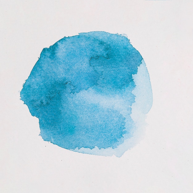 Pinturas azules en forma de círculo sobre papel blanco.