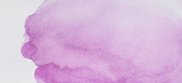 Pinturas violetas sobre hoja blanca.