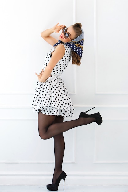 Pinup mujer en lindo vestido