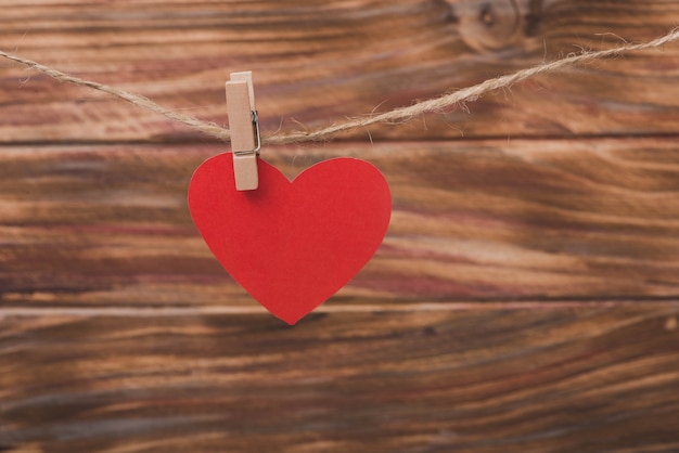 Pinza de madera sosteniendo un corazón en una cuerda