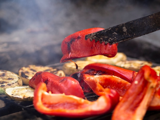 Pinzas con rodaja de papel de campana a la parrilla