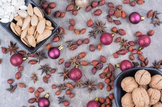 Pipas de pistacho, nuez y calabaza con rosa mosqueta y bolas navideñas.