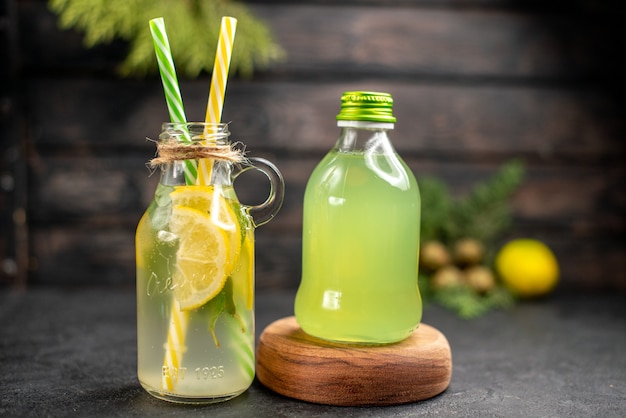 Pipetas de limonada fresca vista frontal en botella