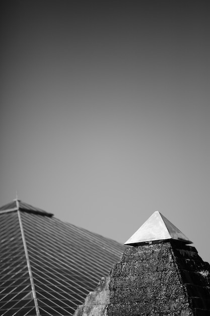 Foto gratuita pirámide en blanco y negro