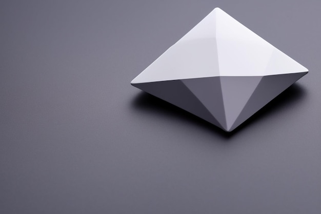 Una pirámide de papel blanco con la palabra pirámide
