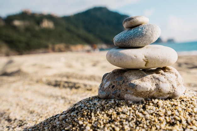 Pirámide de piedras en la playa en un día soleado