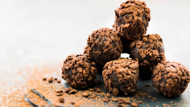 Pirámide de trufas de chocolate con migas de galleta.