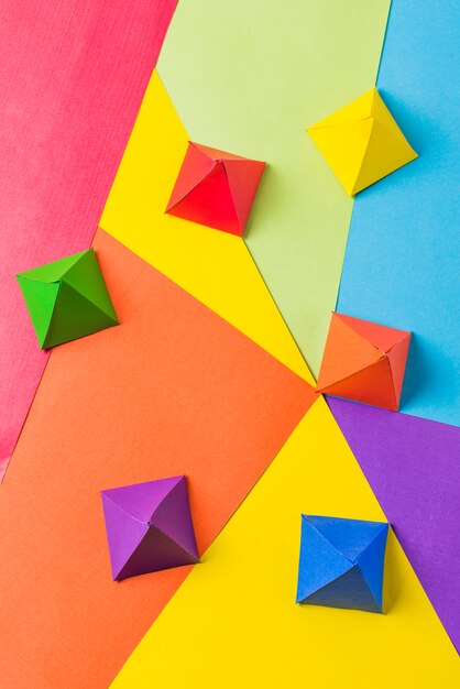 Pirámides de origami de papel en colores LGBT brillantes.