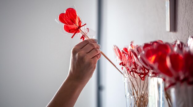 Piruletas rojas en forma de corazón en el mostrador de una tienda de golosinas