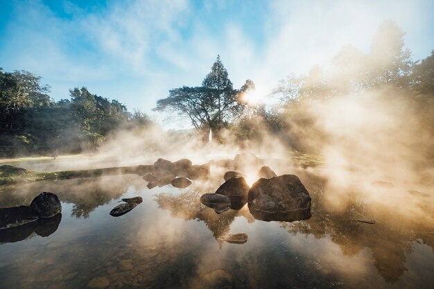 Piscina de aguas termales en el amanecer de la mañana