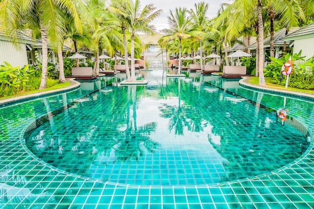 Piscina al aire libre en hotel resort para vacaciones de verano.