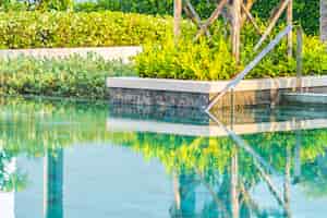 Foto gratuita piscina al aire libre con sillón con sombrilla y salón para viajes de placer.
