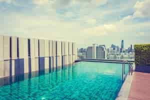 Foto gratuita piscina al aire libre