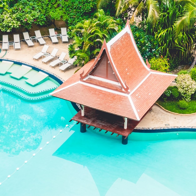 Foto gratuita piscina al aire libre