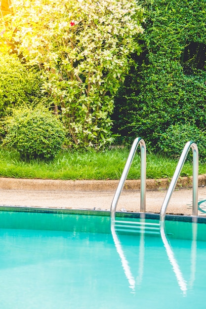 Foto gratuita piscina al aire libre