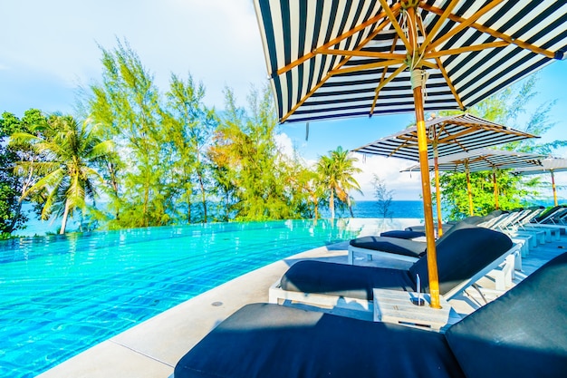 Foto gratuita piscina al aire libre