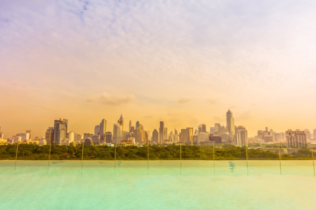 Foto gratuita piscina al aire libre