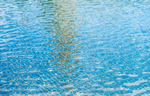 Piscina azul del agua rizada.