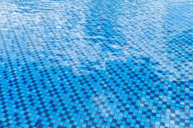 Piscina con azulejos en tonos azules